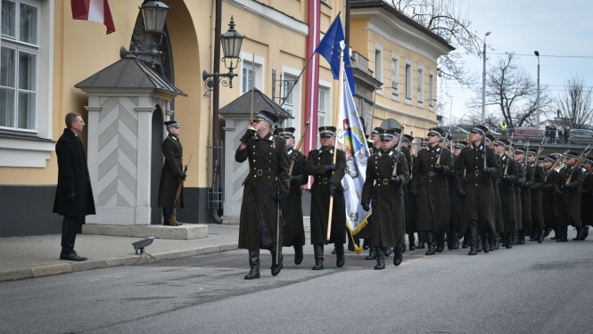 11.11.2023. Valsts prezidenta Edgara Rinkēviča dalība Nacionālo bruņoto spēku svinīgās Godasardzes maiņas ceremonijā pie Rīgas pils