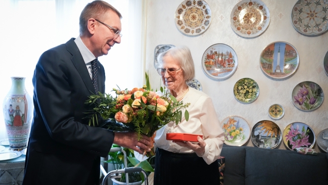21.11.2024. Atzinības krusta pasniegšana porcelāna māksliniecei Beatrisei Kārkliņai