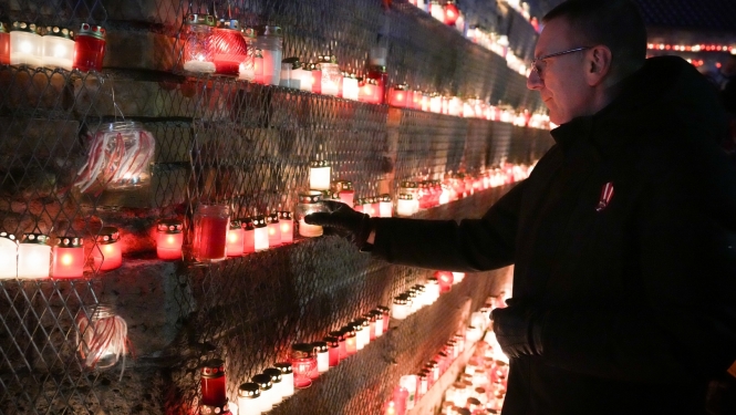 11.11.2024. Valsts prezidents Edgars Rinkēvičs, godinot Latvijas brīvības cīnītājus, noliek svecīti 11. novembra krastmalā