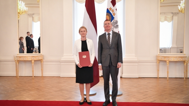 27.07.2023. Valsts prezidents Edgars Rinkēvičs pasniedz akreditācijas vēstuli Latvijas Republikas ārkārtējai un pilnvarotajai vēstniecei pastāvīgajā pārstāvniecībā Apvienoto Nāciju Organizācijā Ņujorkā Sanitai Pavļutai-Deslandes.