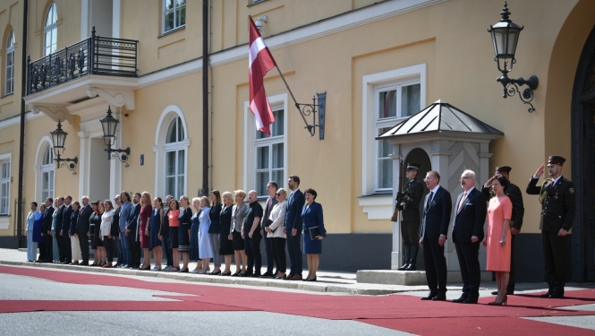 08.07.2023. Valsts prezidents Edgars Rinkēvičs simboliskā ceremonijā saņem Rīgas pils atslēgu un Valsts prezidenta standartu no Valsts prezidenta Egila Levita (2019–2023) un Andras Levites. Foto autors: Imārs Znotiņš, Valsts prezidenta kanceleja.