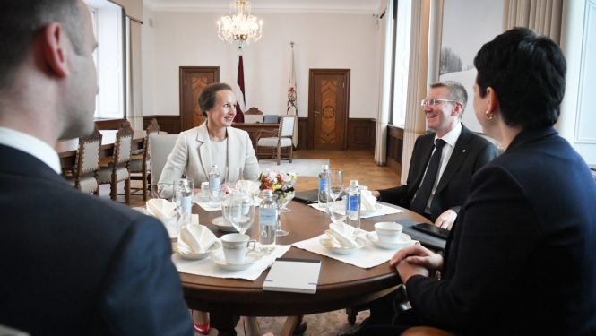 18.07.2023. Valsts prezidents Edgars Rinkēvičs tiekas ar veselības ministri Līgu Meņģelsoni savā kabinetā pie apaļā galda. Sarunā piedalās padomnieks komunikācijas jautājumos Mārtiņš Drēģeris un Valsts prezidenta kancelejas vadītāja Gunda Reire. 