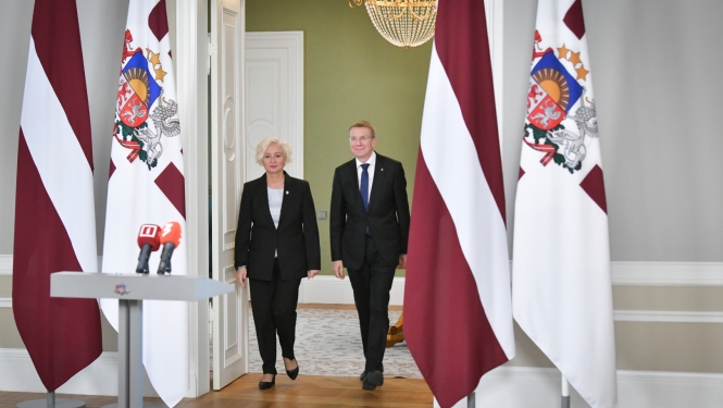 10.10.2023. Valsts prezidenta Edgara Rinkēviča tikšanās ar Saeimas priekšsēdētāju Daigu Mieriņu. D. Mieriņa (no kreisās) kopā ar Valsts prezidentu ienāk pa durvīm Ģerboņu zālē, lai dotos pie pults un atbildētu uz mediju jautājumiem. 