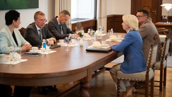 Sarunas dalībnieki ar galdu Valsts prezidenta kabinetā