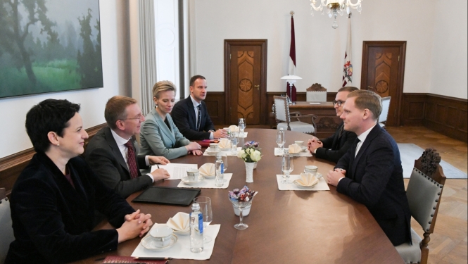 Sarunas dalībnieki ar galdu Valsts prezidenta kabinetā