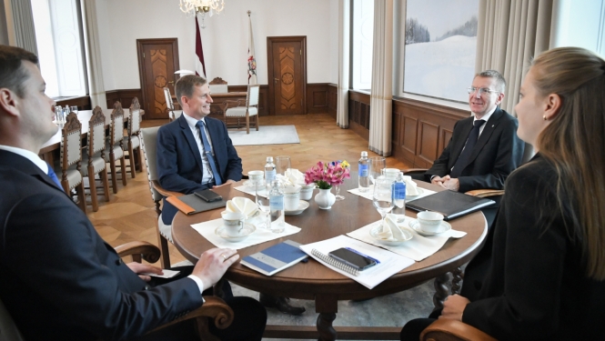 Sarunas dalībnieki ar galdu Valsts prezidenta kabinetā