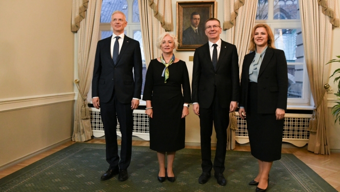 25.01.2024. Valsts prezidenta, Saeimas priekšsēdētājas, Ministru prezidentes un ārlietu ministra foto pie Zigfrīda Annas Meirovica portreta Saeimā pirms ikgadējām āprpoliktikas debatēm.