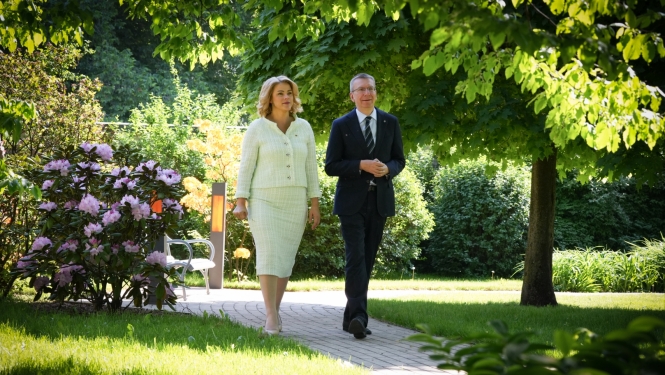 22.05.2024. Valsts prezidenta Edgara Rinkēviča un Ministru prezidentes Evikas Siliņas tikšanās, pastaiga pa Rīgas pils dārzu