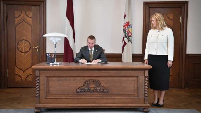 24.08.2023. Valsts prezidents Edgars Rinkēvičs paraksta rīkojumu, kurā aicina Eviku Siliņu sastādīt Ministru kabinetu. Pie galda pa labi stāv Evika Siliņa.