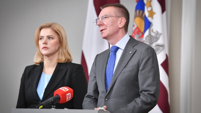 18.10.2023. Valsts prezidenta Edgara Rinkēviča un Ministru prezidentes Evikas Siliņas preses konference. Valsts prezidents (no labās) stāv pie pults un atbild uz mediju jautājumiem