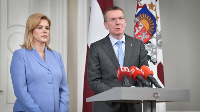 Evika Siliņa un Edgars Rinkēvičs stāv pie uzrunu pults