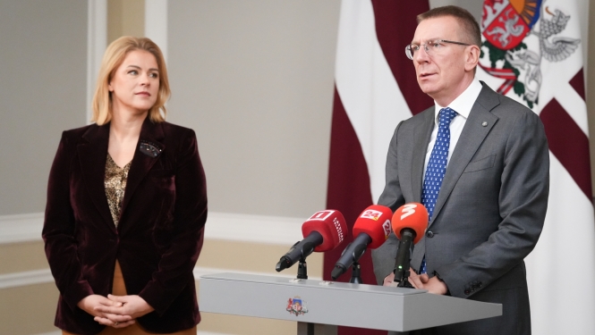 06.11.2024. Valsts prezidents Edgars Rinkēvičs pie pults sniedz komentāru medijiem preses konferencē pēc tikšanās ar Ministru prezidenti Eviku Siliņu (pa kreisi). 