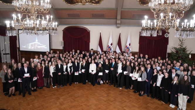 Latvijas Republikas proklamēšanas 106.gadadienai veltītā skolēnu radošo darbu konkursa dalībnieku viesošanās Rīgas pilī