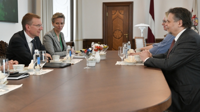 Sarunas dalībnieki ar galdu Valsts prezidenta kabinetā