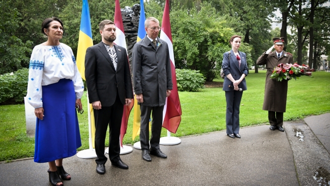 Oksana Sichko, Anatolijs Kucevols, Edgars Rinkēvičs stāv pie Ukrainas un Latvijas karogiem