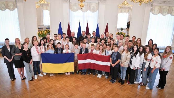 02.08.2023. 02.08.2023. Valsts prezidents Edgars Rinkēvičs tiekas ar Ukrainas karavīru bērniem, kuri piedalās Valsts aizsardzības un patriotisma fonda “Namejs” rīkotajā vasaras nometnē Latvijā.