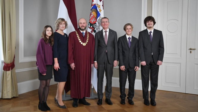 Valsts prezidenta kopbilde ar jaunā tiesneša ģimeni