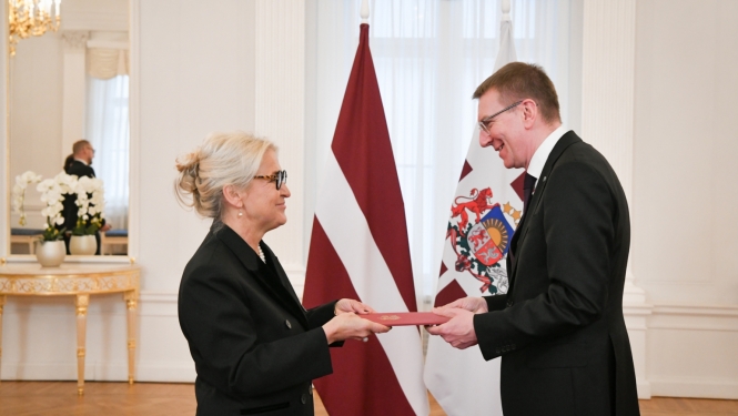 26.02.2024. Valsts prezidents Edgars Rinkēvičs pasniedz akreditācijas vēstuli Latvijas Republikas ārkārtējai un pilnvarotajai vēstniecei Itālijā Elitai Gavelei