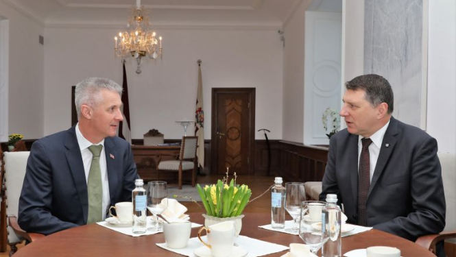 Valsts prezidents Raimonds Vējonis tiekas ar aizsardzības ministru Arti Pabriku