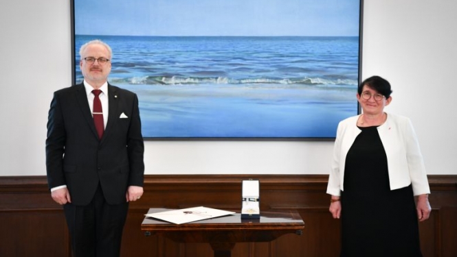 Valsts prezidents apbalvo Francijas vēstnieci ar Triju Zvaigžņu ordeni