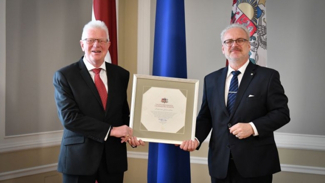 Valsts prezidents pasniedz Cildinājuma rakstu Ventspils Augstskolas profesoram Jānim Sīlim