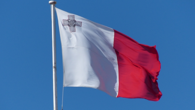 Plīvojošs Maltas karogs