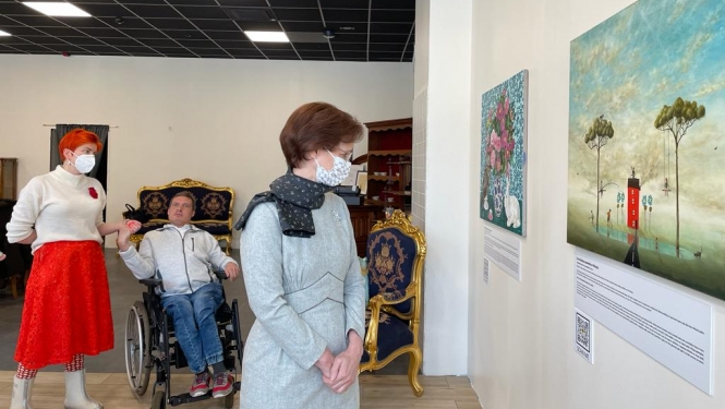 Andra Levite apskata gleznas