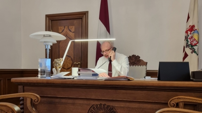 Egils Levits runā pa telefonu pie sava darba galda