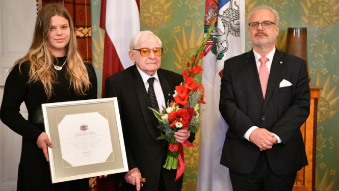 Valsts prezidents pasniedz Cildinājuma rakstu Marģeram Vestermanim