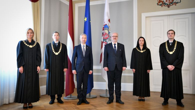 Rīgas pilī tiesneša solījumu Valsts prezidentam dod tiesneši Sanita Babre, Edgars Biezais, Inga Serafimova un Dainis Slišāns