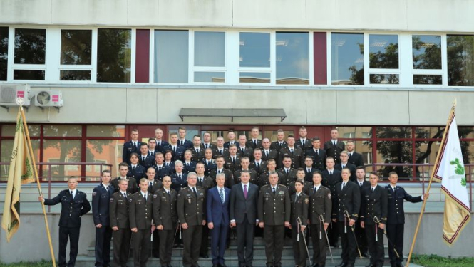 Valsts prezidents sveic Latvijas Nacionālās aizsardzības akadēmijas absolventus