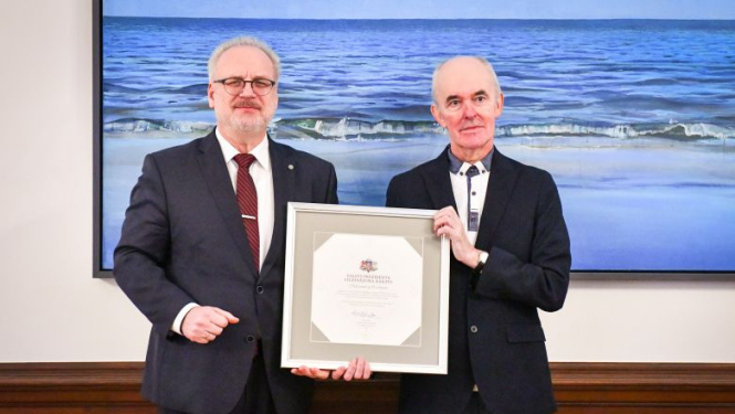 Valsts prezidents pasniedz Cildinājuma rakstu Viktoram Avotiņam