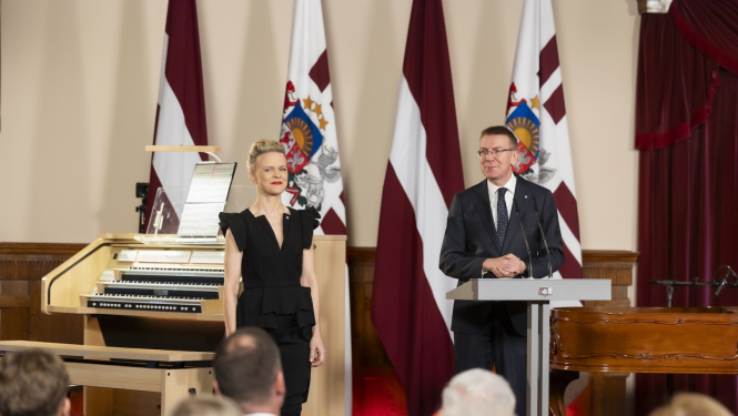 Koncerts Rīgas pilī. Attēlā Valsts prezidents Edgars Rinkēvičs un Iveta Apkalna