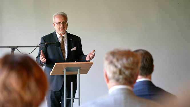 Egils Levits pie tribīnes saka uzrunu