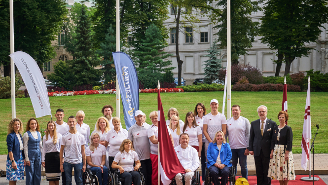 Valsts prezidents un Andra Levite laukumā pie Rīgas pils kopbildē ar paralimpisko komandu pirms došanās uz Tokijas spēlēm