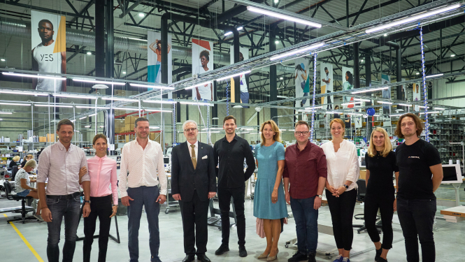 Egils Levits kopā ar Printful pārstāvjiem ražotnē