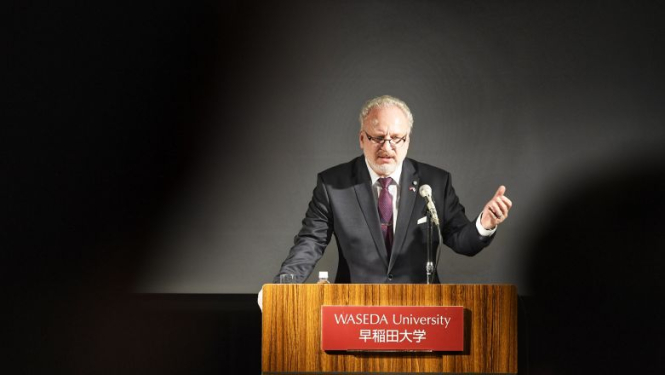 Valsts prezidents lasa lekciju Vasedas Universitātē Japānā