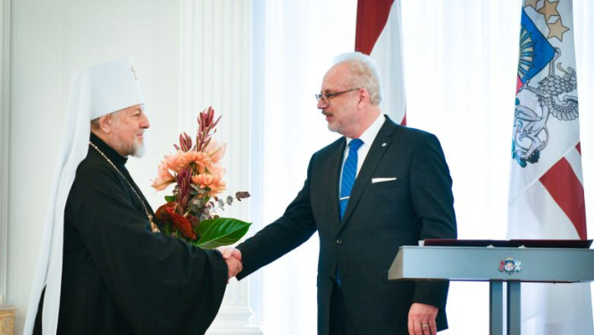 Valsts prezidents pasniedz Cildinājuma rakstu Rīgas un visas Latvijas Metropolītam Aleksandram 80 gadu jubilejā