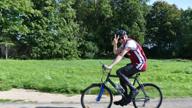 Edgars Rinkēvičs brauc ar velosipēdu