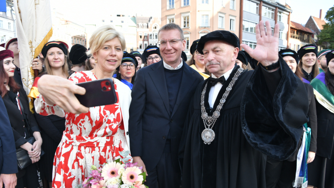 Anda Čakša, Edgars Rinkēvičs, Indriķis Muižnieks taisa selfiju mobilajā telefonā