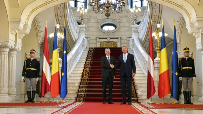 Edgars Rinkēvičs un Klauss Verners Johanniss sarokojas uz kāpnēm