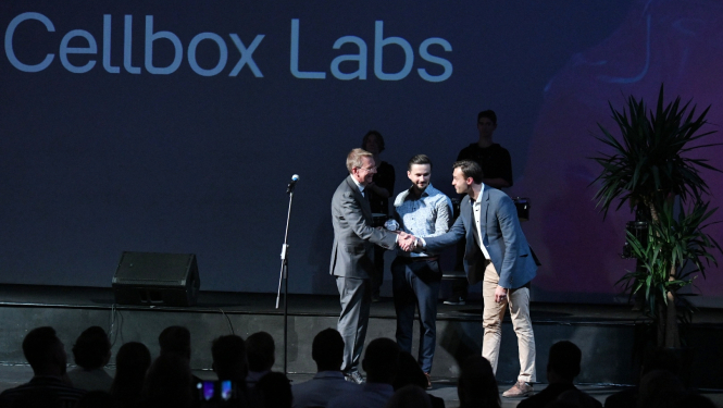 Valsts prezidents sarokojas ar Cellbox Labs pārstāvjiem