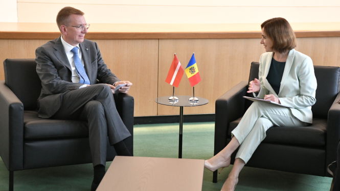 Edgars Rinkēvičs un Maija Sandu sēž viens otram pretī un sarunājas