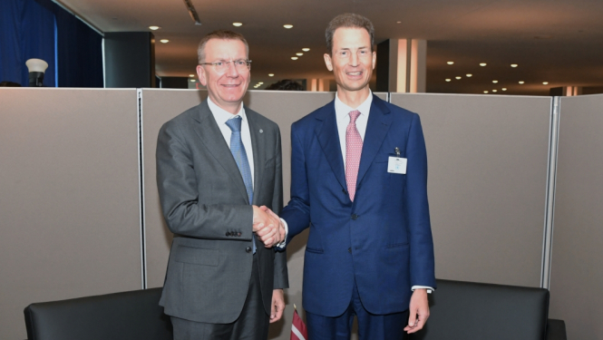 Edgars Rinkēvičs un Lihtenšteinas kroņprincis Aloizs sarokojas