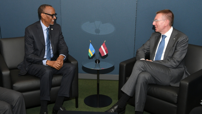 Ruandas un Latvijas prezidenti sēž viens otram pretī un sarunājas