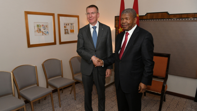 Latvijas un Angolas prezidenti sarokojas