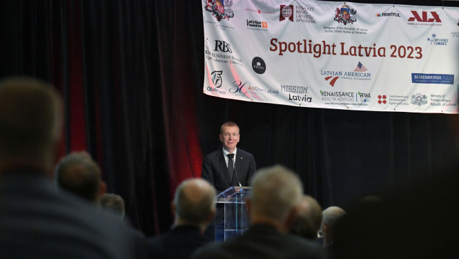 Edgars Rinkēvičs sniedz uzrunu, stāvot uz skatuves