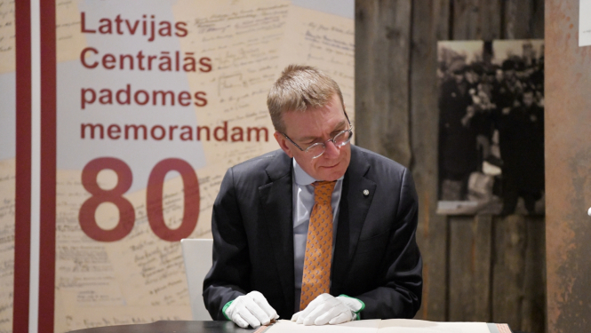 17.03.2024. 17.03.2024. Valsts prezidents Edgars Rinkēvičs apskata Latvijas Centrālās padomes memoranda oriģinālu