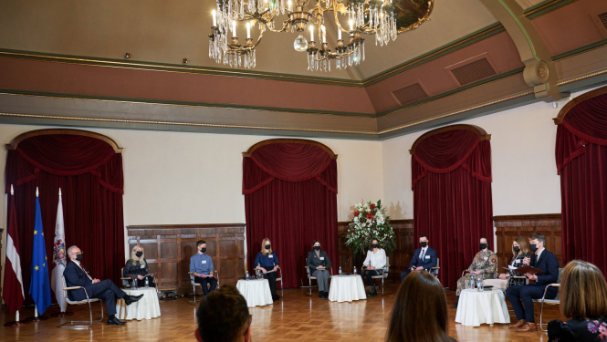 diskusijas dalībnieki Rīgas pils Svētku zālē