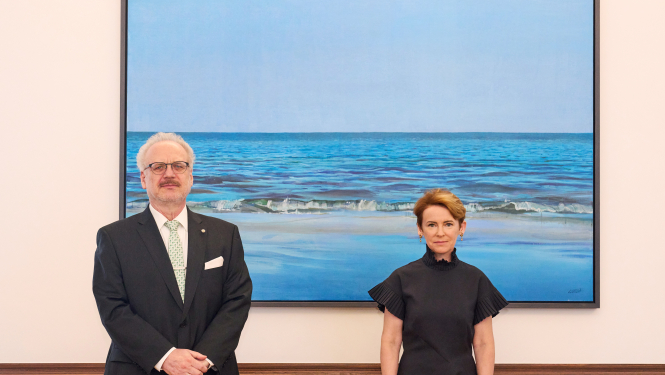 Valsts prezidents Egils Levits un iekšlietu ministre Marija Golubeva uz gleznas fona